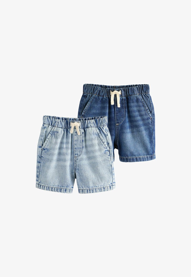 Zwei Paar Jeansshorts mit elastischem Bund, Fronttaschen und weißen Kordeln, ein hellblaues und ein dunkelblaues, liegend flach.