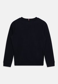 Granatowa bluza z długimi rękawami, ściągaczami na mankietach i dekolcie. Posiada szew w kształcie litery V na plecach oraz gładką fakturę.