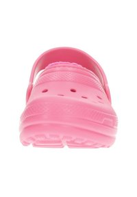 Zueco rosa con una superficie lisa y brillante, agujeros de ventilación circulares y una correa ancha en la parte posterior para mayor soporte. Material de goma.