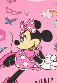 Graphisme de Minnie Mouse sur un fond rose, avec des pois, des papillons, des lunettes et des nuages. Style cartoon avec des contours épais.
