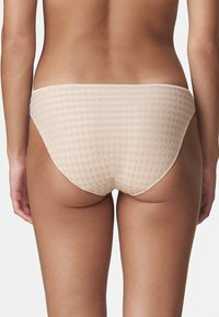 Beige karierter Slip aus einem weichen, strukturierten Stoff. Das Design verfügt über einen niedrigen Schnitt und einen elastischen Bund, der für eine enge Passform sorgt.