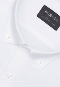 Biała, dopasowana koszula z wysokiej jakości materiału, z zaznaczoną kołnierzykiem, zapięciem na guziki oraz czarną metką z logo "BORGIO".