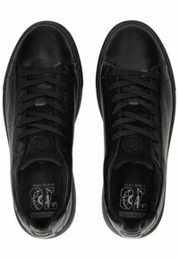 Sneakers in pelle nera con punta tonda, finitura TEXTURATA e lacci piatti. Presentano un marchio sul lato e un interno imbottito per il comfort.