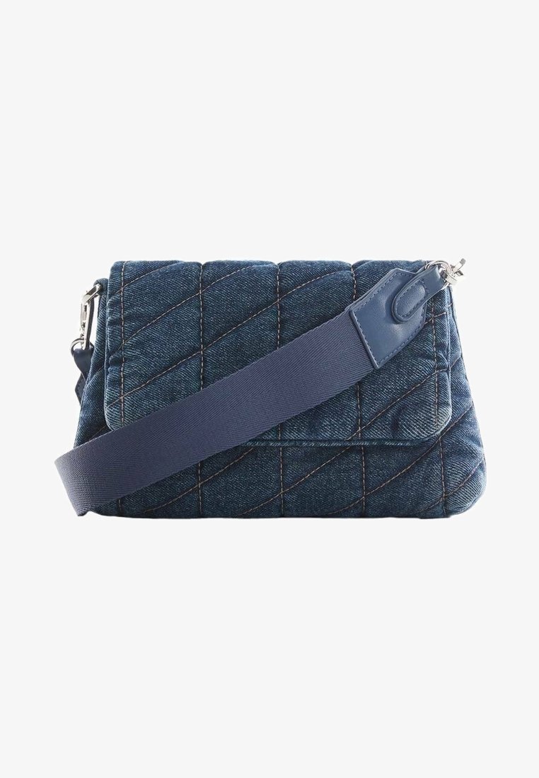 Torebka z pikowanego denimu w ciemnoniebieskim kolorze z kontrastowym przeszyciem, płaskim wzorem oraz regulowanym materiałowym paskiem do noszenia na krzyż.