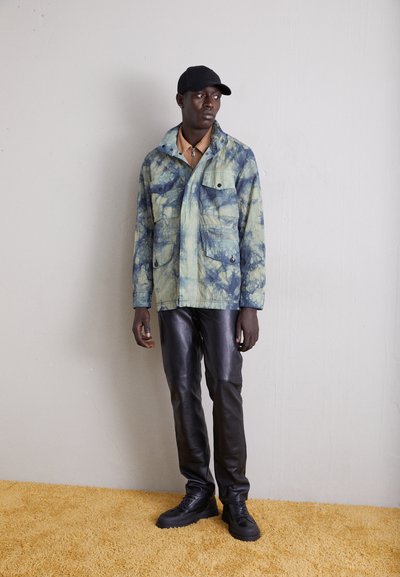 J.LINDEBERG HAYES TIE DYE HIKING - Rövid kabát - aloe