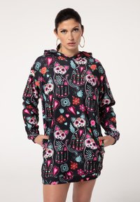 Schwarzes Hoodie-Kleid mit bunten Katzen-Schädelmotiven, Blumenmustern und Herzen. Aus weichem Stoff gefertigt, mit einer Fronttasche und Kapuze.