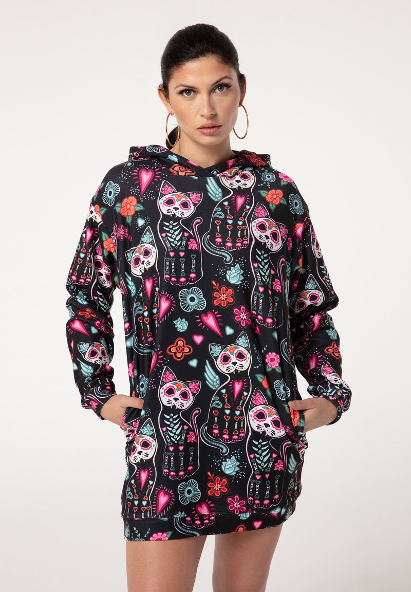 Schwarzes Hoodie-Kleid mit bunten Katzen-Schädelmotiven, Blumenmustern und Herzen. Aus weichem Stoff gefertigt, mit einer Fronttasche und Kapuze.