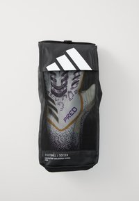 Sac à gants de gardien noir avec un devant en mesh, affichant des gants violets et gris. Présente le logo Adidas en blanc et le marquage 'Predator'.