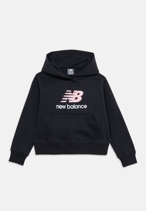 Crna New Balance majica s kapuljačom s ružičastim i bijelim logotipom "NB new balance" na prsima, prednjim džepom i privitkom kapuljače, položena ravno na bijeloj pozadini.