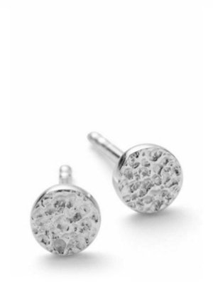 Pár kerek ezüst fülbevaló dombornyomott, kalapált felülettel és egyenes szárakkal, fehér háttéren.