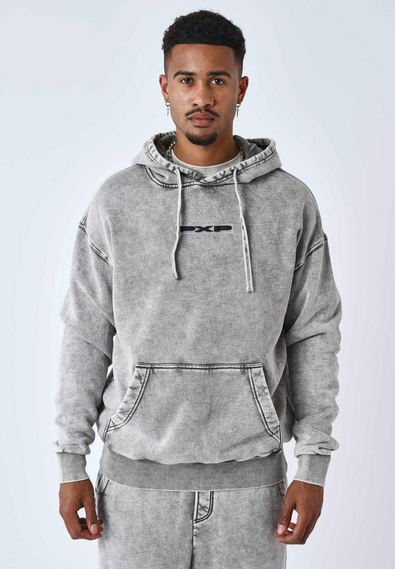 Grijze hoodie van een zachte, gestructureerde stof met een voortasje, een capuchon met trekkoord en een zwart logo op de borst. Beschikt over geribde manchetten en een zoom.