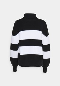 Sweter w czarno-białe paski z wysokim kołnierzem, dzianą fakturą i opadającymi szwami na ramionach, z szerokimi paskami i ściągaczami przy mankietach.