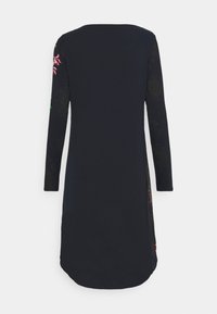 Robe noire à manches longues, ornée de broderies florales roses et vertes sur les côtés. Tissu doux, ourlet arrondi avec une légère évasement.