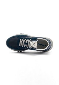 Marineblauwe sneaker met grijze accenten, voorzien van een gestructureerde bovenkant, witte veters en een zichtbaar merkl logo op de tong.