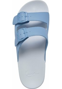 Sandales bleu clair avec deux boucles réglables, dessus en synthétique lisse et semelle intérieure texturée blanche ornée d'un logo distinctif.