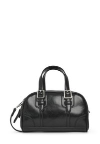 Borsa in pelle nera con due manici superiori, dettagli con fibbie argentate e design arrotondato, completa di una tracolla removibile.
