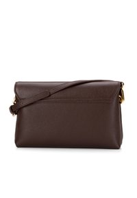 Hnědá kožená psaníčko s texturovaným povrchem, překlopným víkem a nastavitelným popruhem. Obsahuje akcenty zlaté hardware.