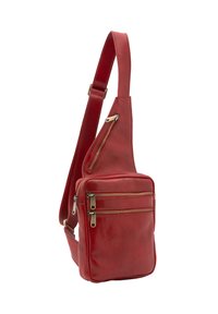 Borsa a tracolla rossa in pelle con finitura testurizzata. Presenta una singola tracolla regolabile, due tasche frontali con zip e un design elegante e angolato.