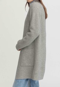 hessnatur Strickjacke - hellgrau