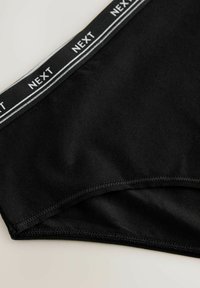 Chiloți negri din bumbac, cu un talie moale pe care este imprimat "NEXT" în alb, cu o textură fină și margini cusute. Design și fit clasic.
