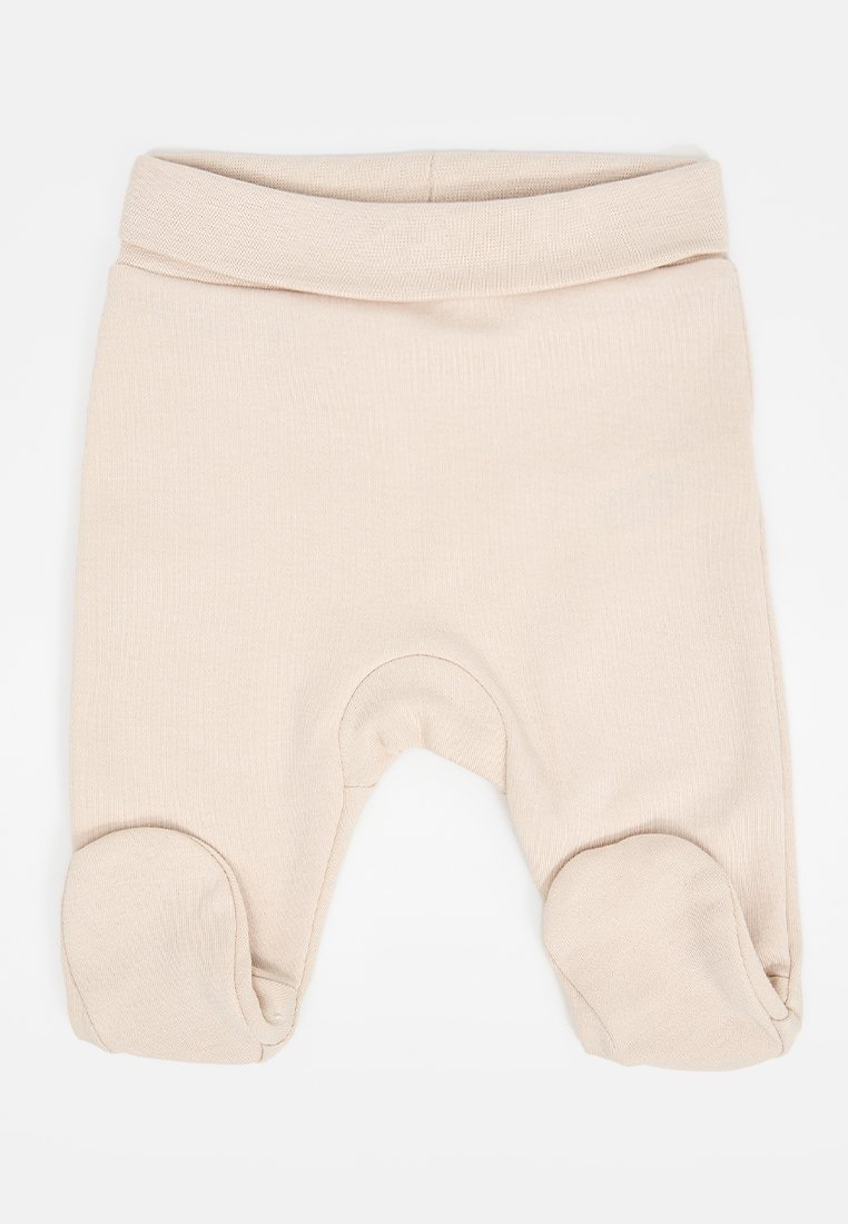 Pantalones de bebé de un suave color beige con una cinturilla doblada y pies cerrados, hechos de tela de punto para calor y comodidad.