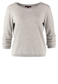 Pull gris clair à manches longues et col rond, avec des poignets et un bas côtelés, intégrant un petit détail tricoté en forme de triangle sous l'encolure.