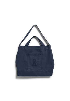 Borsa shopper in tela blu navy con due manici corti, una tracolla più lunga e una tasca frontale con design a forma di serratura.
