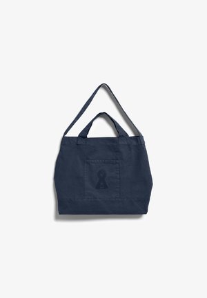 Borsa shopper in tela blu navy con due manici corti, una tracolla più lunga e una tasca frontale con design a forma di serratura.
