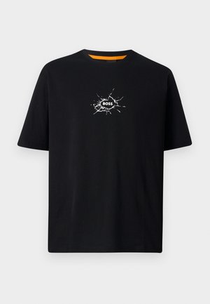 Zwarte katoenen T-shirt met een losse pasvorm, voorzien van een witte afbeelding van een hand die naar buiten breekt met in het midden het woord "BOSS". Oranje nekdetail.