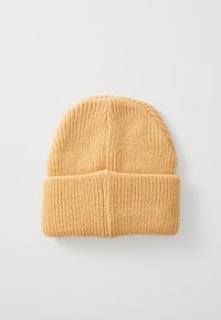 Geel gebreide beanie met een geribbelde textuur en omgeslagen rand, ontworpen voor een strakke pasvorm op het hoofd. Gemaakt van zacht, warm materiaal.