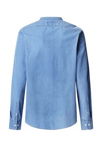 Camisa de mezclilla azul claro con mangas largas, cuello extendido y puños abotonados. Textura suave y diseño sencillo, sin patrones ni acentos.