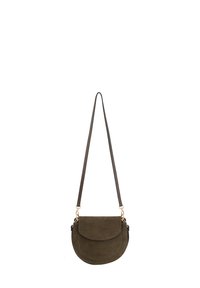 Brązowa torba crossbody z zamszowej skóry, z klapą i regulowanym paskiem na ramię, z złotymi metalowymi akcentami.