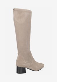 Botte en daim beige jusqu'au genou avec un bout arrondi, un talon bloc et un design sans couture. Texture lisse avec des accents minimaux, mettant en avant une silhouette épurée.