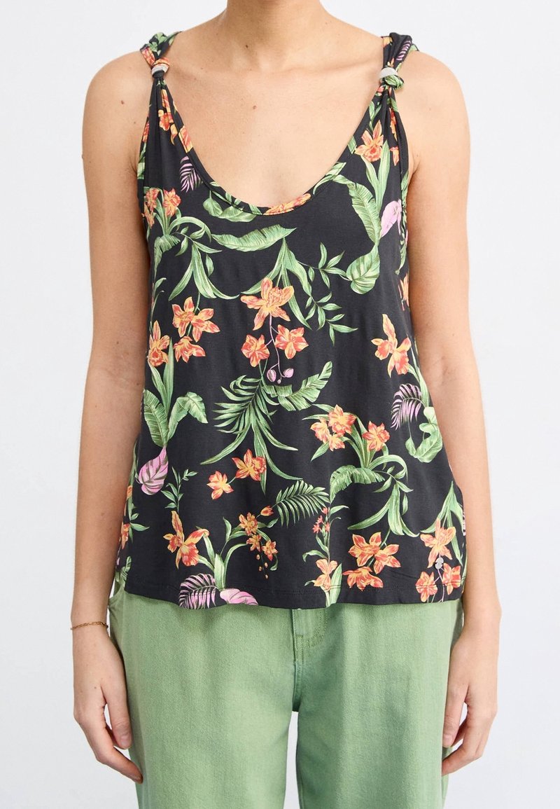 Débardeur noir à imprimé floral avec des motifs de fleurs orange vif et vert, bretelles ajustables à nouer, coupe décontractée, assorti à un pantalon vert clair.