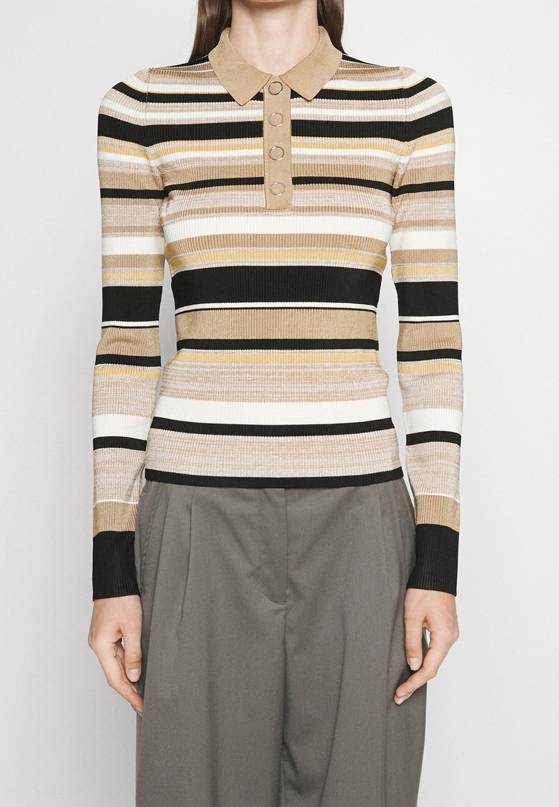 Rippiertes langärmliges Polo-Shirt mit einem beigen, schwarzen und weißen gestreiften Muster, ausgestattet mit einem beigen Kragen und einer Knopfleiste am Hals.