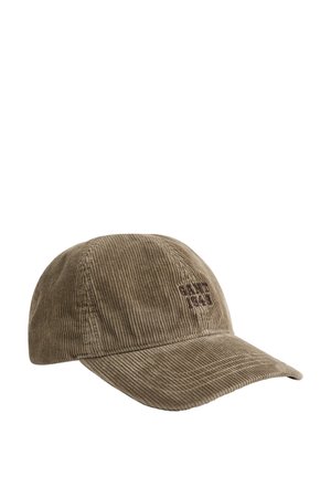Bruine corduroy baseballpet met gebogen klep en kleine geborduurde tekst op het voorpaneel tegen een witte achtergrond.