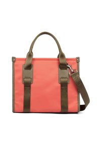 Sac fourre-tout corail avec des accents vert olive, doté de doubles poignées supérieures, d'une bandoulière amovible et d'une finition texturée.