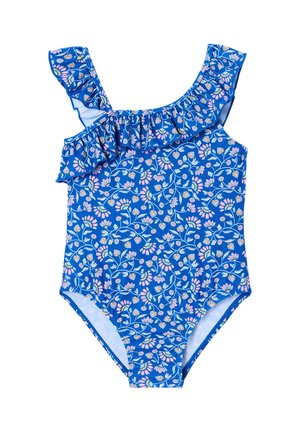 Blauer Badeanzug mit pinkem und weißem Blumenmuster und gerafftem, asymmetrischem Ausschnitt auf weißem Hintergrund.