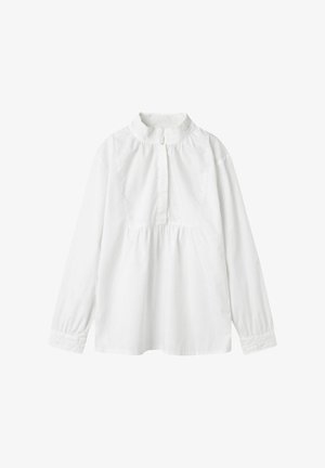 Blusa blanca de mangas largas en algodón ligero, con cuello alto, cierre de botones, cintura fruncida y delicado encaje en los puños.