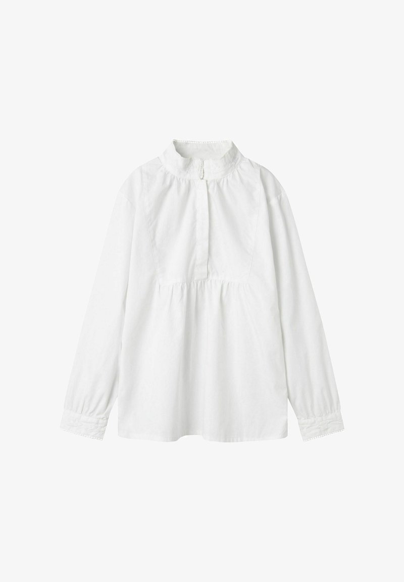 Blusa bianca a maniche lunghe in cotone leggero, caratterizzata da un colletto alto, chiusura con bottoni, vita arricciata e delicata rifinitura in pizzo ai polsini.