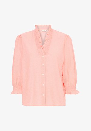Jasnoróżowa koszula z guzikami, z falbaniastym dekoltem, bufiastymi rękawami i subtelnymi paskami; ma marszczone mankiety i luźny krój.
