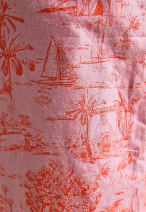 Rosa Stoff mit einer hellorangefarbenen tropischen Szene, die Palmen, Segelboote und ein Haus zeigt, und ein aufwändiges Muster sowie eine interessante Struktur aufweist.