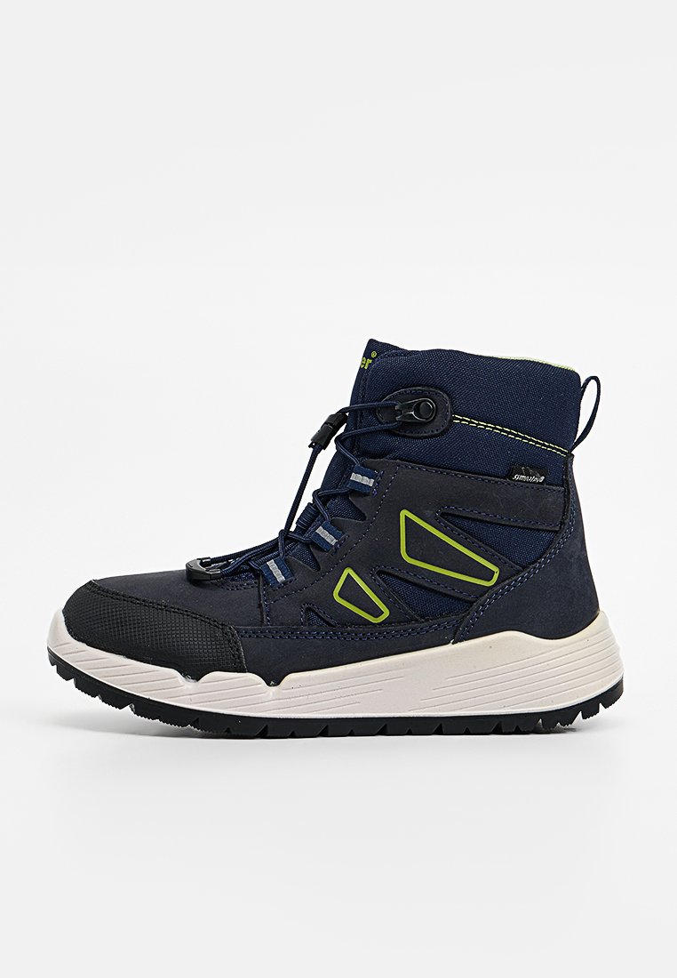 Botte de randonnée bleu marine avec capuchon noir, accents vert lime, semelle blanche, tirette sur le côté et système de laçage élastique réglable.