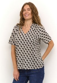 Blusa a V in un tessuto leggero con un motivo geometrico a cubo nero e crema, con maniche corte e una vestibilità rilassata.