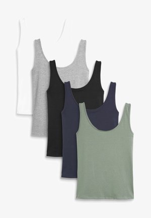 Vijf tops in verschillende kleuren: wit, grijs, zwart, marineblauw en olijfgroen. Elk heeft een ronde hals en is gemaakt van gladde katoen.