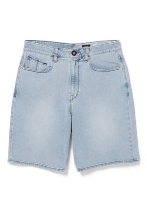 Shorts en denim bleu clair avec une coupe droite, cinq poches et des coutures orange contrastantes. Fermeture classique à bouton à l'avant.
