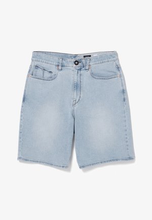 Hellblaue Denim-Shorts mit geradem Schnitt, fünf Taschen und kontrastierendem orangenem Stich an den Nähten. Klassischer Knopfverschluss vorne.