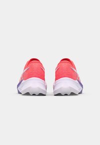 Leichte Laufschuhe mit einem leuchtend pinken Strickoberteil, reflektierenden Akzenten und einer weißen und lila gepolsterten Sohle.
