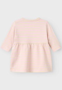 Langärmliges Kinderoberteil in sanftem Pink mit hellen Streifen, featuring eine geraffte Taille und runden Ausschnitt. Hergestellt aus weichem Baumwollmaterial.