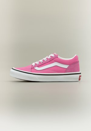 Ροζ χαμηλό παπούτσι καμβά με λευκή πλαϊνή ρίγα, λευκά κορδόνια, λευκή λαστιχένια σόλα με μαύρο περίγραμμα και κόκκινη ετικέτα με λογότυπο στη φτέρνα.